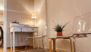 Zwei Stühle mit Tisch im Wartebereich